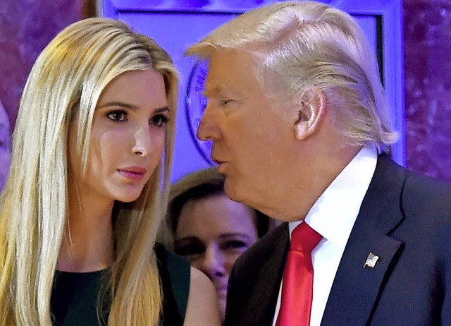 Im Trump Tower: Donald Trump spricht mit Tochter Ivanka.  | Foto: AFP