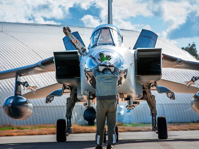 Ein Techniker nimmt im Rahmen des Eins...der Air Base auf seinem Stellplatz an.  | Foto: dpa