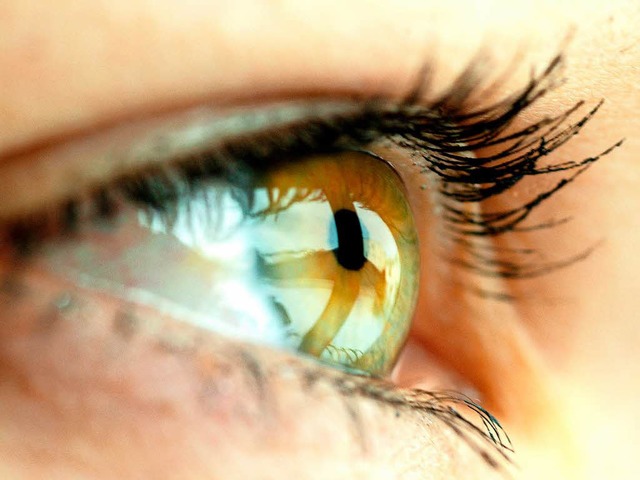 Die Hornhaut ist der vordere, nach auen gewlbte Teil der ueren Augenhaut.   | Foto: dpa, Uniklinik Freiburg