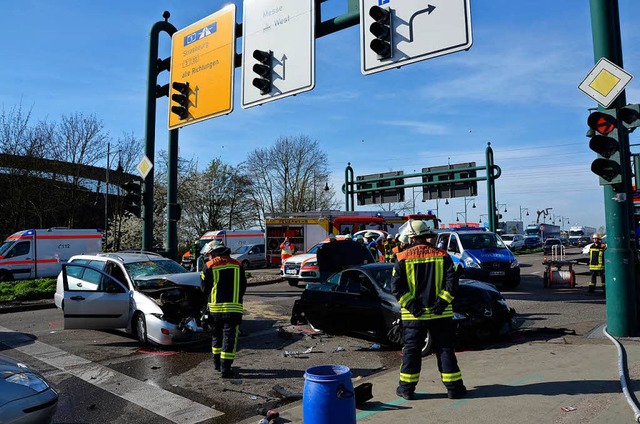 Schwerer Unfall an der westlichen Stad.... Wer kann, bitte grorumig umfahren. 