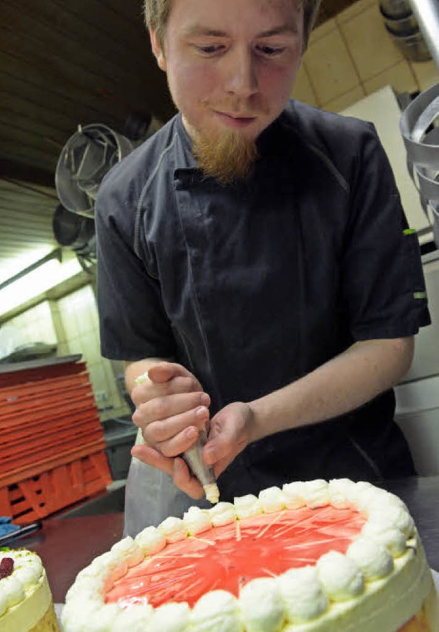 Ob groe Torten oder Detailarbeit bei ... ganze Spektrum seines Berufs kennen.   | Foto: stefan puchner (dpa)