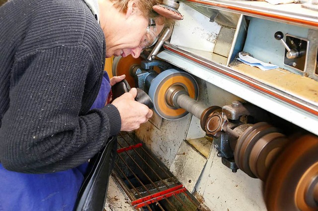 Udo Stammler an der Schleifmaschine, a...schon der Vorbesitzer  gearbeitet hat.  | Foto: Carolin Jackermeier