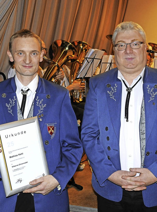Dirigent Mathias Kehl (links) wurde vo...kverbnde samt Urkunde ausgezeichnet.   | Foto: noe