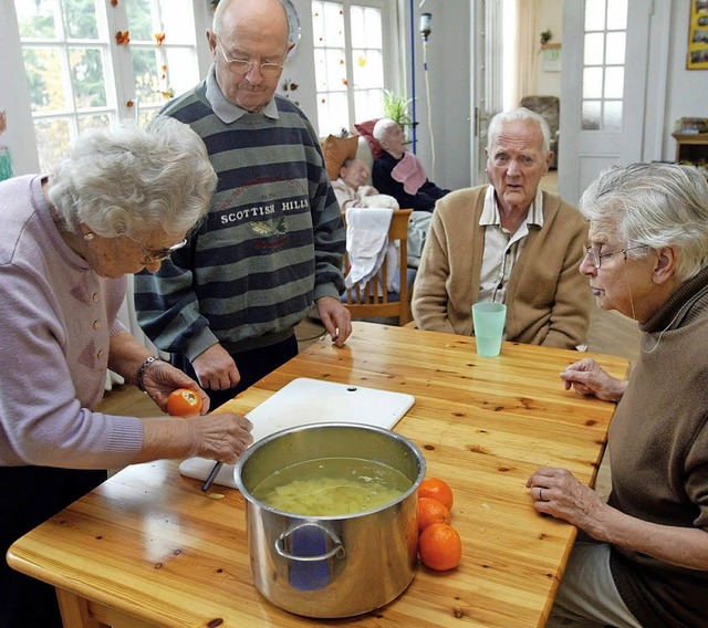 Leben Senioren gemeinsam in einer Wohn...e dem Kochen gegenseitig untersttzen.  | Foto: dpa