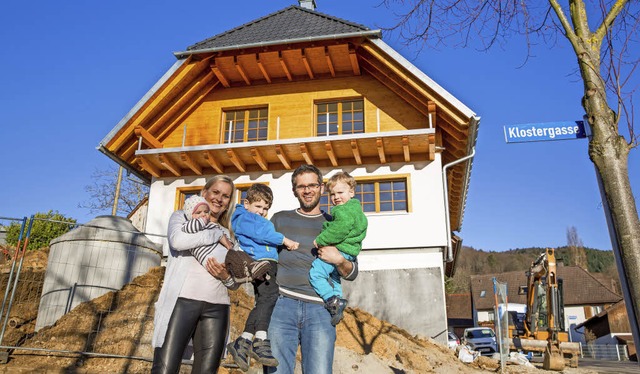 Die Bauherrenfamilie Maier vor ihrem Neubau  | Foto: Heldhaus
