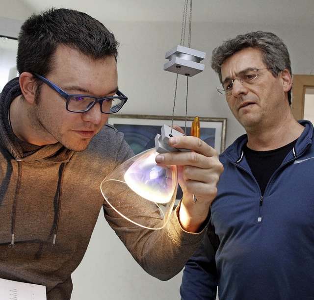 Manuel Braun (links) macht zusammen mi...ne  Bestandsaufnahme der Beleuchtung.   | Foto: Heidi Fssel