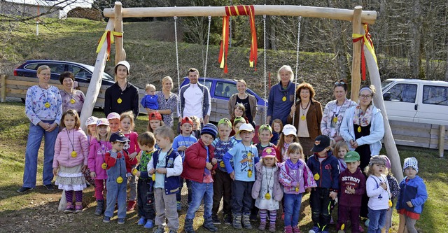 Freude ber die neue Schaukel im Kindergarten Wespennest  | Foto: Hasswani