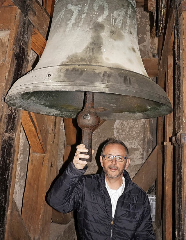 Pfarrer Ulrich Sickinger unter einer d...timmte Zeit nicht mehr luten werden.   | Foto: Freudig