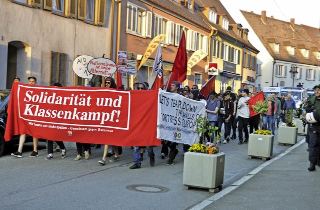 Rund 100 Teilnehmer zogen bei der Prot...irche durch die Breisacher Innenstadt.  | Foto: Kai Kricheldorff