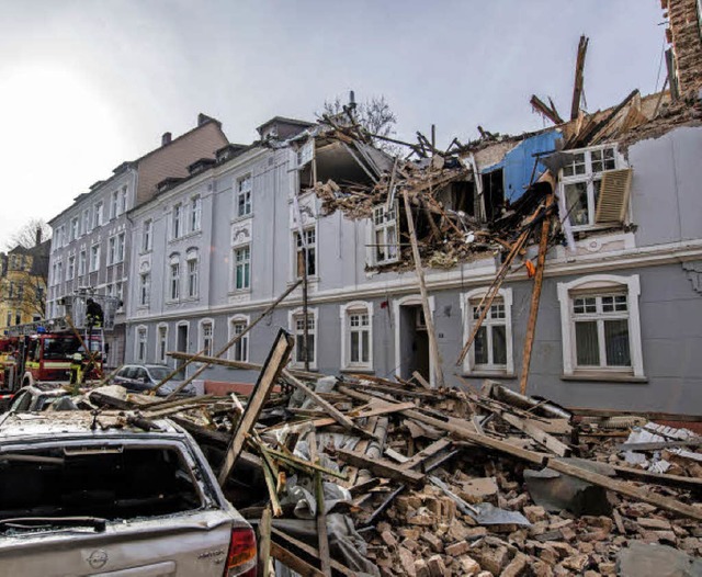 Als sei eine Bombe eingeschlagen: das zerstrte Haus   | Foto: dpa