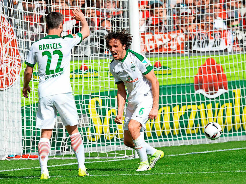 Kurz vor der Pause das 0:2 aus Freiburger Sicht. Bremen jubelt.