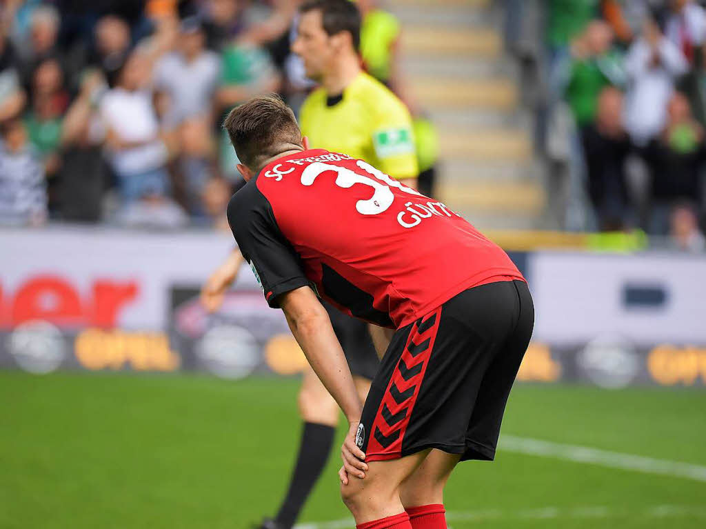 Ratlosigkeit auch bei Christian Gnter. 2:5 verliert der SC Freiburg gegen den SV Werder Bremen.