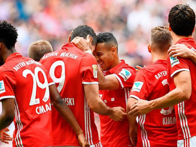 Inniger Jubel: Thiago und Lewandowski bejubeln ein weiteres Mnchner Tor.  | Foto: dpa