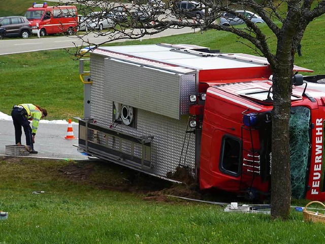 Auf dem Weg zu einem Einsatz verunglckte ein Feuerwehrfahrzeug aus Biederbach.  | Foto: Kamera24