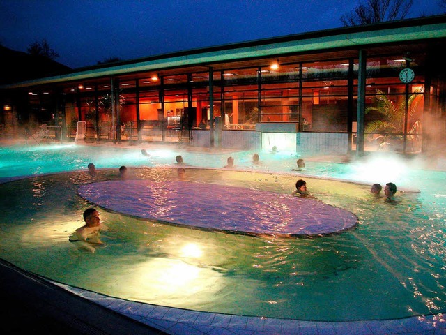 Besucher baden im Auenbecken der  Bad Bellinger Therme.  | Foto: BZ