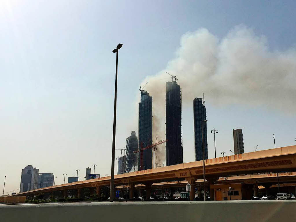 Großbrand auf der Baustelle eines Wolkenkratzers in Dubai. Großbrand auf der Baustelle eines Wolkenkratzers in Dubai.