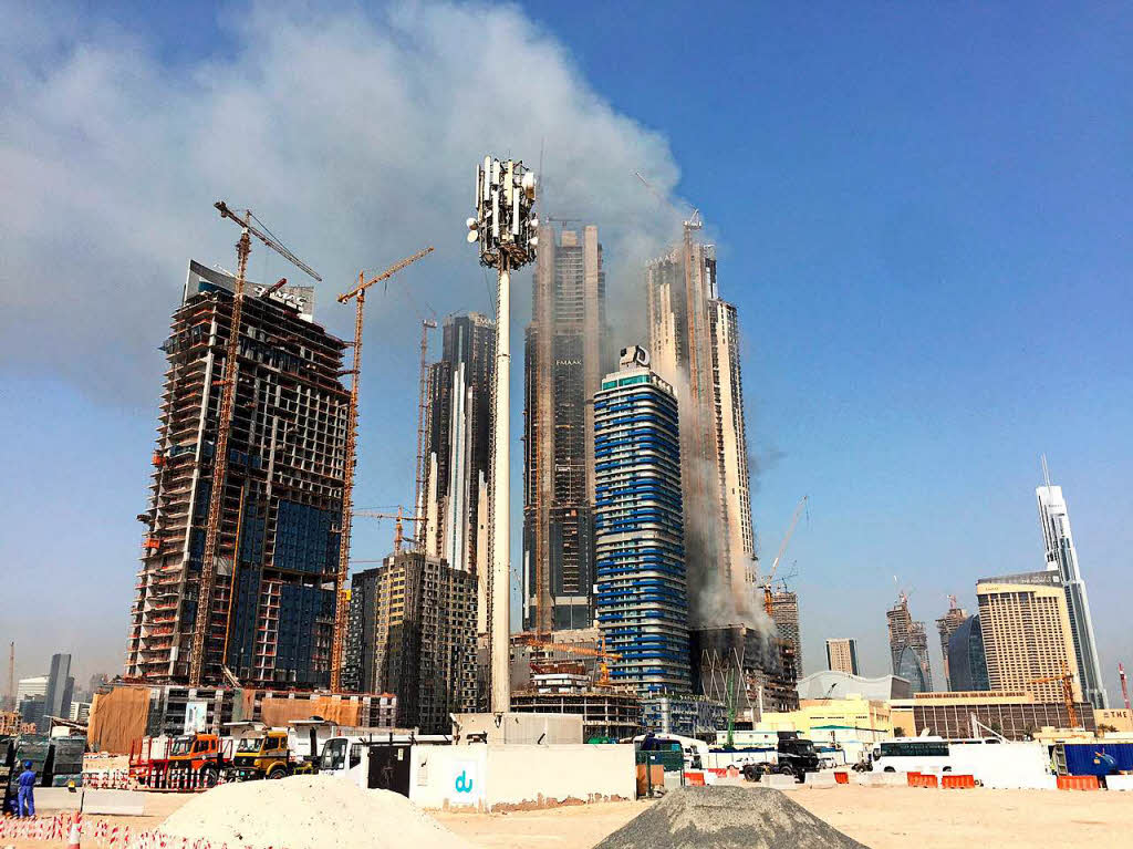 Großbrand auf der Baustelle eines Wolkenkratzers in Dubai. Großbrand auf der Baustelle eines Wolkenkratzers in Dubai.
