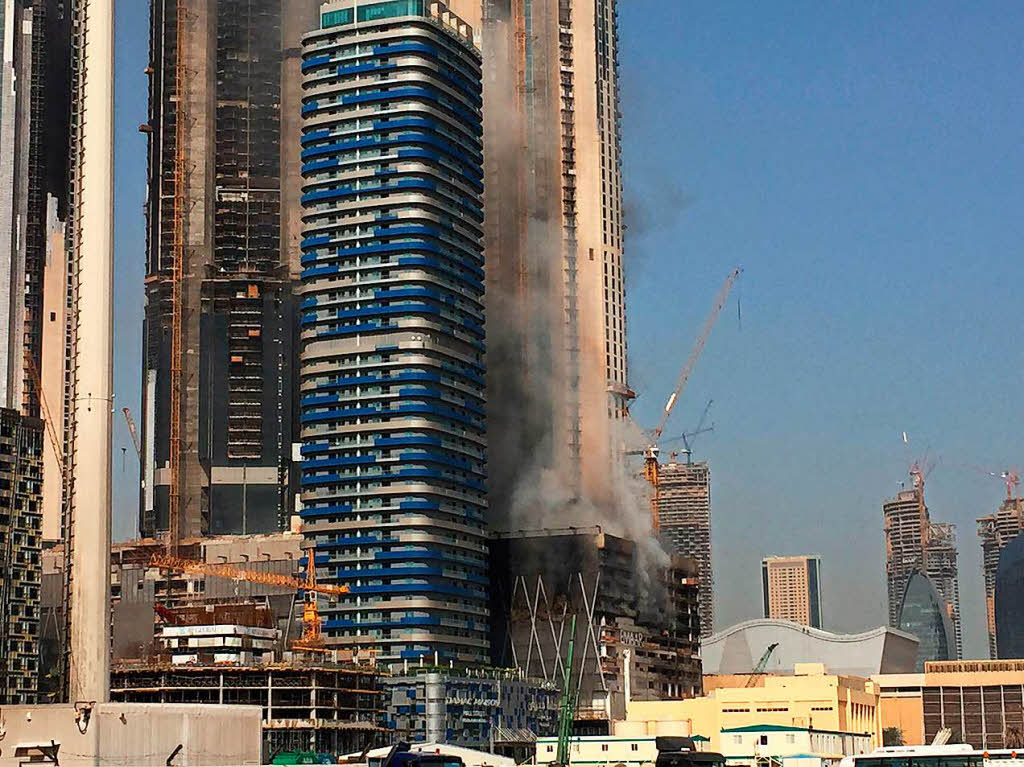 Großbrand auf der Baustelle eines Wolkenkratzers in Dubai. Großbrand auf der Baustelle eines Wolkenkratzers in Dubai.