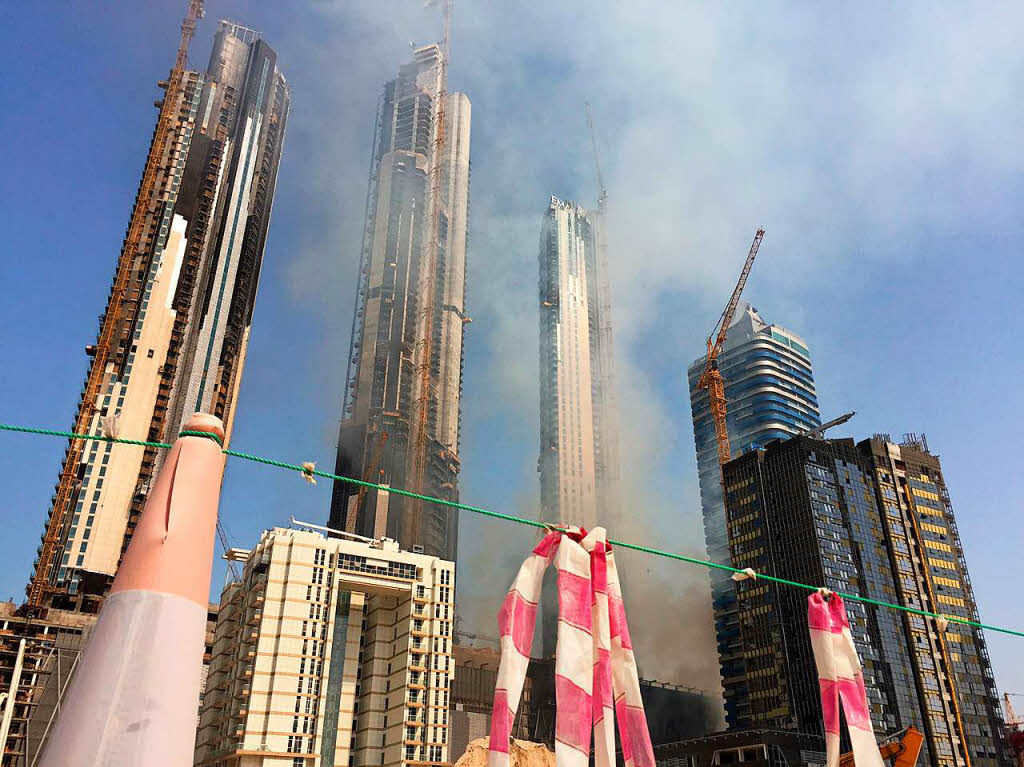 Großbrand auf der Baustelle eines Wolkenkratzers in Dubai. Großbrand auf der Baustelle eines Wolkenkratzers in Dubai.