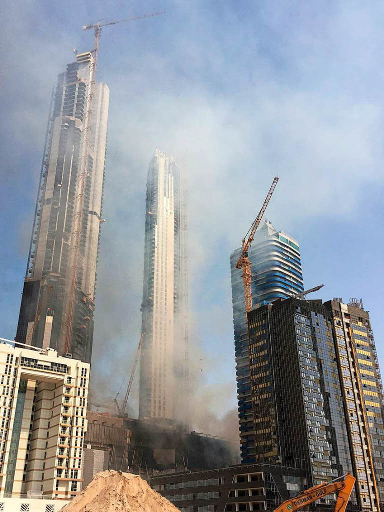 Großbrand auf der Baustelle eines Wolkenkratzers in Dubai. Großbrand auf der Baustelle eines Wolkenkratzers in Dubai.