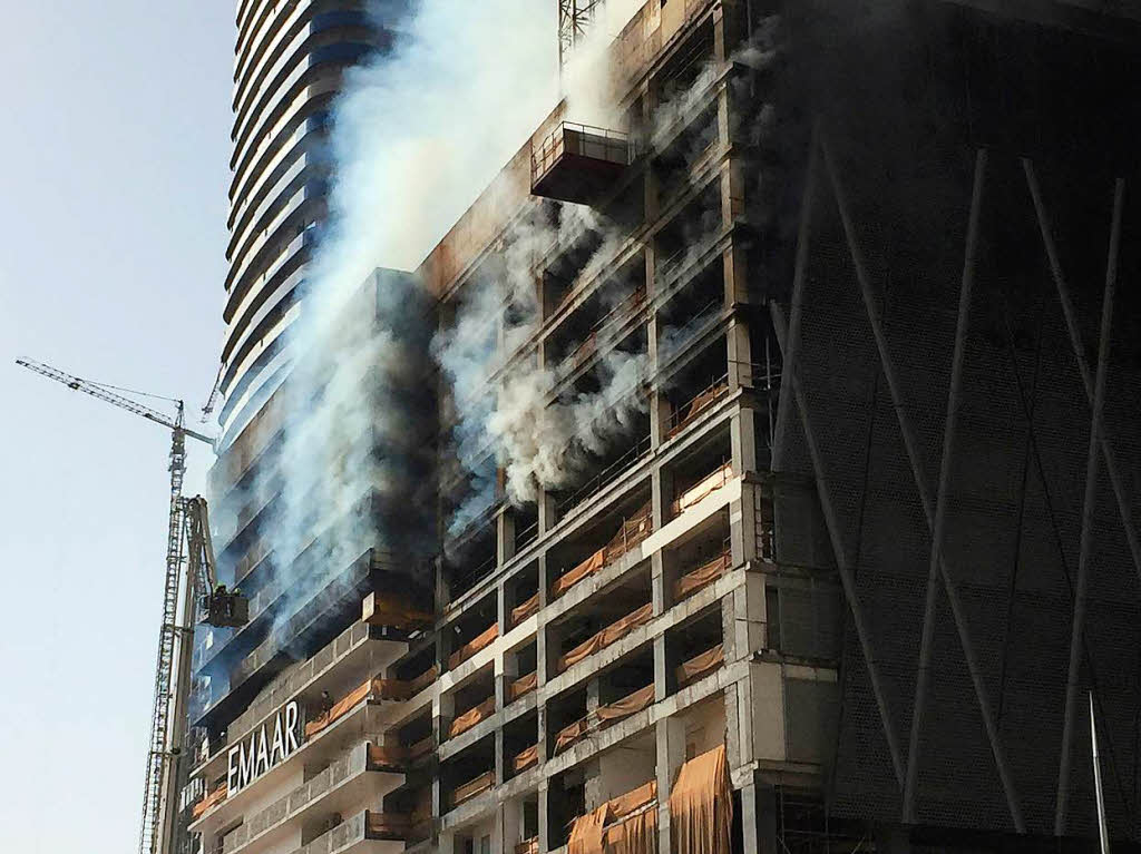 Großbrand auf der Baustelle eines Wolkenkratzers in Dubai. Großbrand auf der Baustelle eines Wolkenkratzers in Dubai.