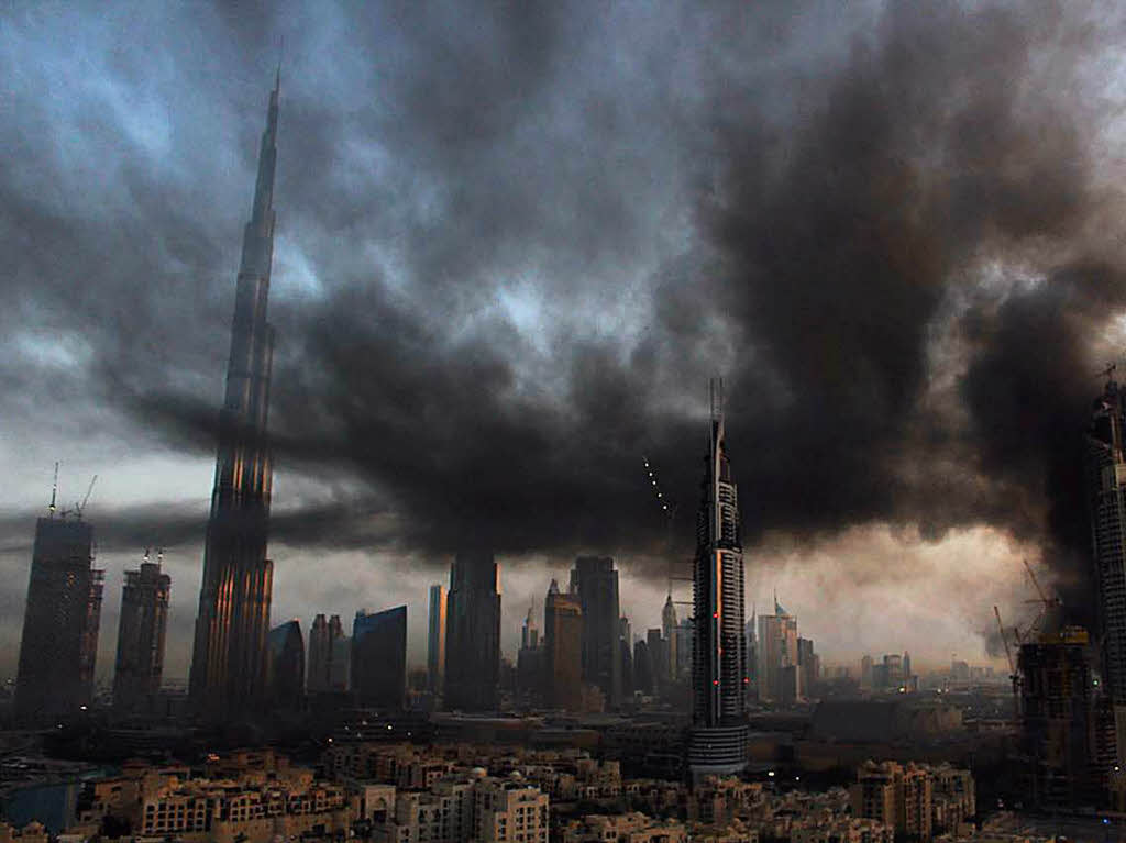 Großbrand auf der Baustelle eines Wolkenkratzers in Dubai. Großbrand auf der Baustelle eines Wolkenkratzers in Dubai.