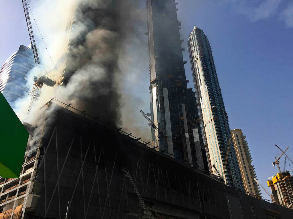 Großbrand auf der Baustelle eines Wolkenkratzers in Dubai. Großbrand auf der Baustelle eines Wolkenkratzers in Dubai.