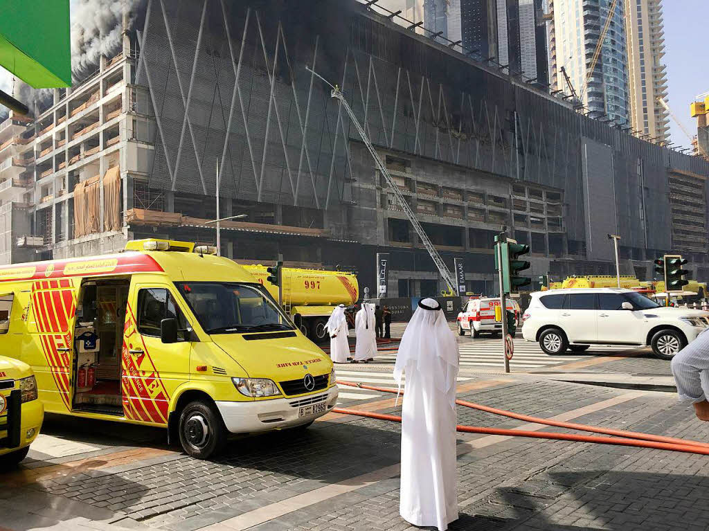 Großbrand auf der Baustelle eines Wolkenkratzers in Dubai. Großbrand auf der Baustelle eines Wolkenkratzers in Dubai.
