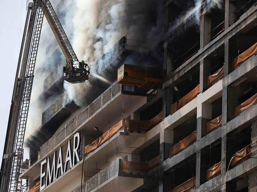 Großbrand auf der Baustelle eines Wolkenkratzers in Dubai. Großbrand auf der Baustelle eines Wolkenkratzers in Dubai.