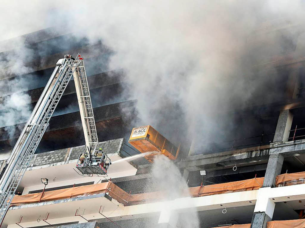 Großbrand auf der Baustelle eines Wolkenkratzers in Dubai. Großbrand auf der Baustelle eines Wolkenkratzers in Dubai.