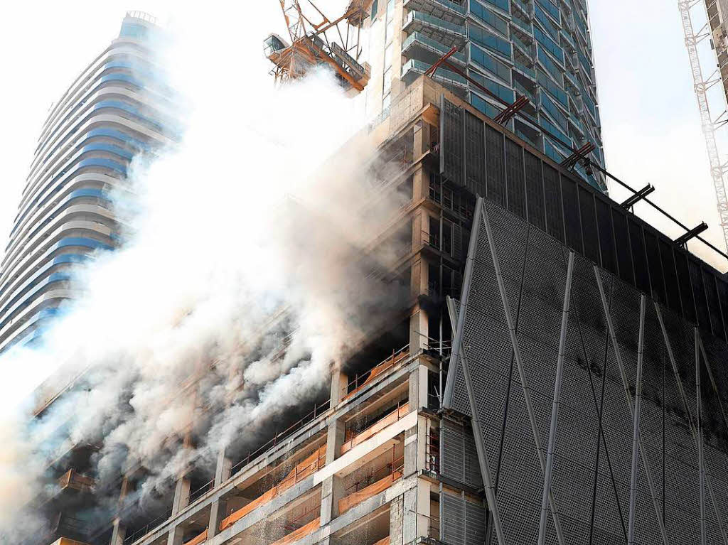 Großbrand auf der Baustelle eines Wolkenkratzers in Dubai. Großbrand auf der Baustelle eines Wolkenkratzers in Dubai.