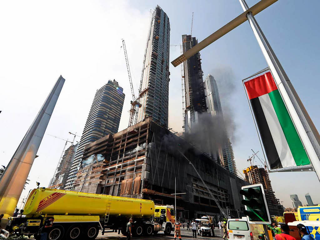 Großbrand auf der Baustelle eines Wolkenkratzers in Dubai. Großbrand auf der Baustelle eines Wolkenkratzers in Dubai.