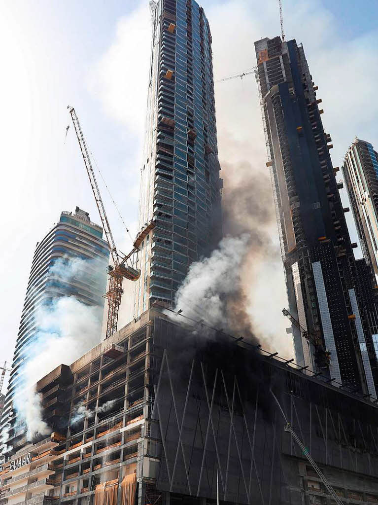 Großbrand auf der Baustelle eines Wolkenkratzers in Dubai. Großbrand auf der Baustelle eines Wolkenkratzers in Dubai.