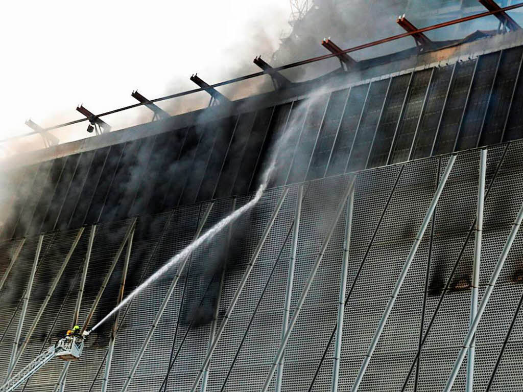 Großbrand auf der Baustelle eines Wolkenkratzers in Dubai. Großbrand auf der Baustelle eines Wolkenkratzers in Dubai.