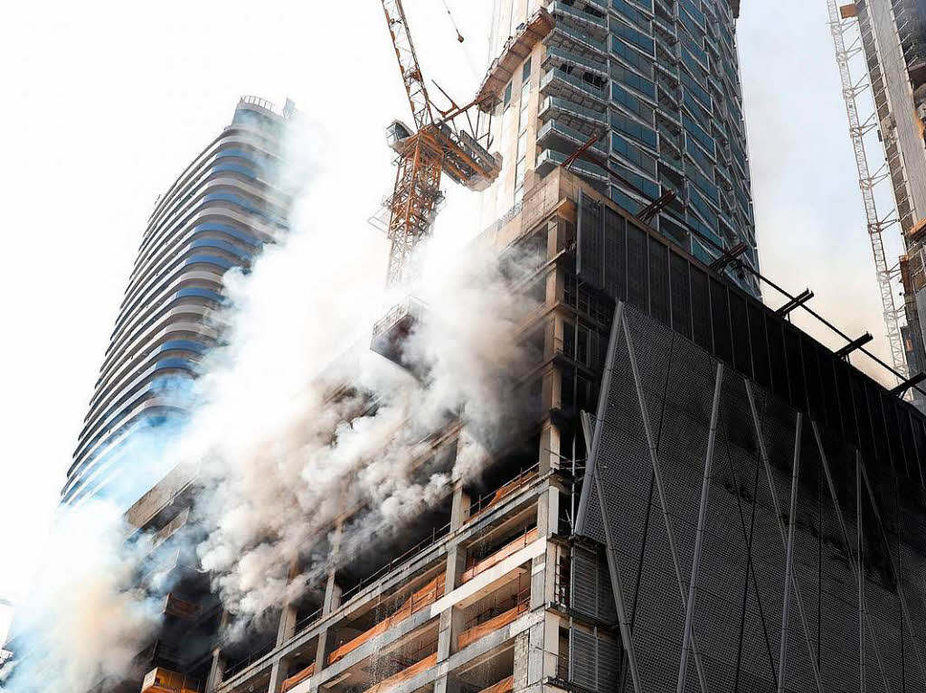 Großbrand auf der Baustelle eines Wolkenkratzers in Dubai. Großbrand auf der Baustelle eines Wolkenkratzers in Dubai.