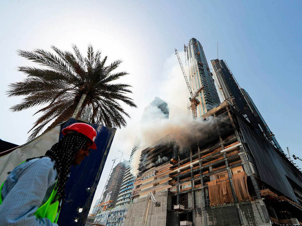 Großbrand auf der Baustelle eines Wolkenkratzers in Dubai. Großbrand auf der Baustelle eines Wolkenkratzers in Dubai.