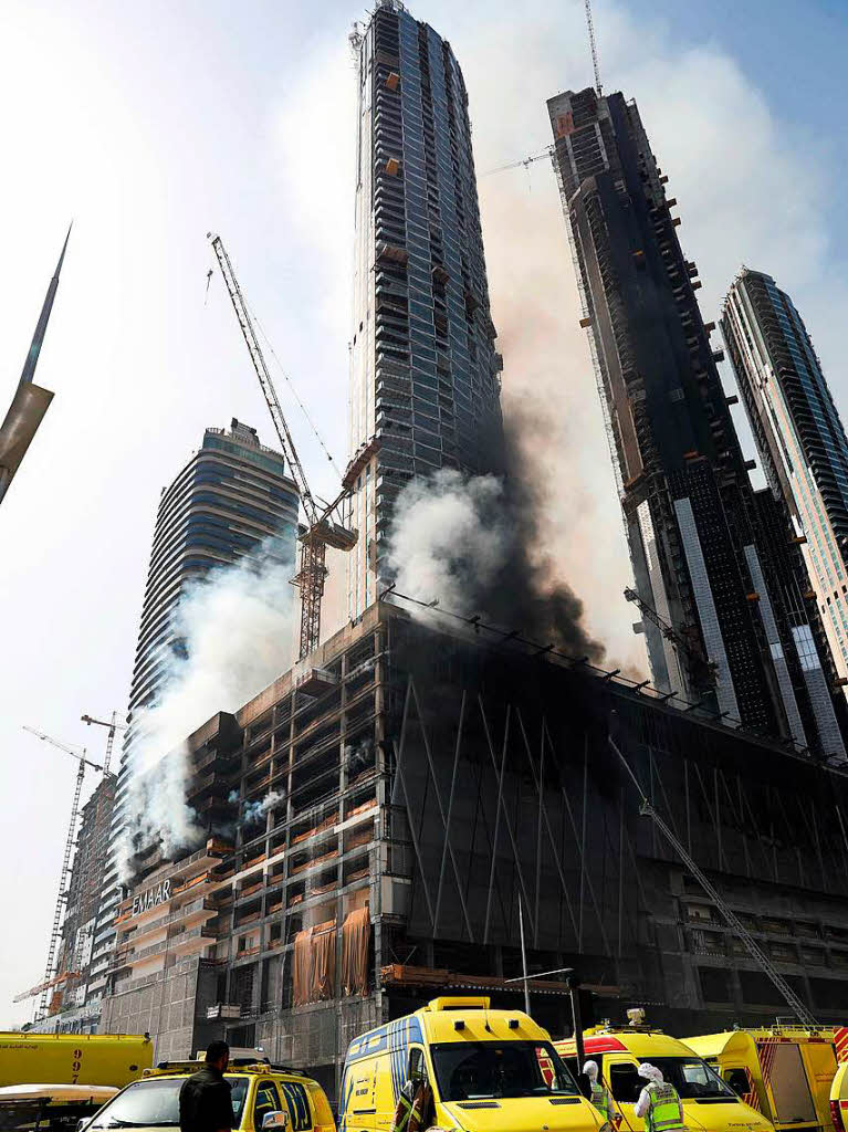 Großbrand auf der Baustelle eines Wolkenkratzers in Dubai. Großbrand auf der Baustelle eines Wolkenkratzers in Dubai.
