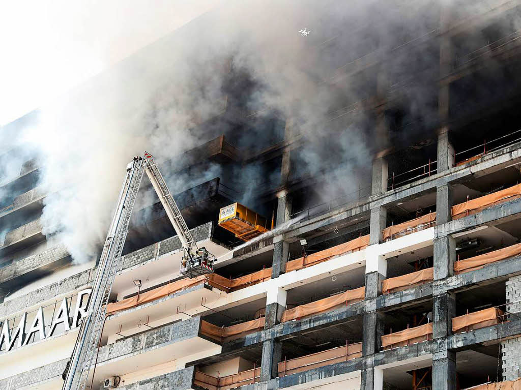 Großbrand auf der Baustelle eines Wolkenkratzers in Dubai. Großbrand auf der Baustelle eines Wolkenkratzers in Dubai.