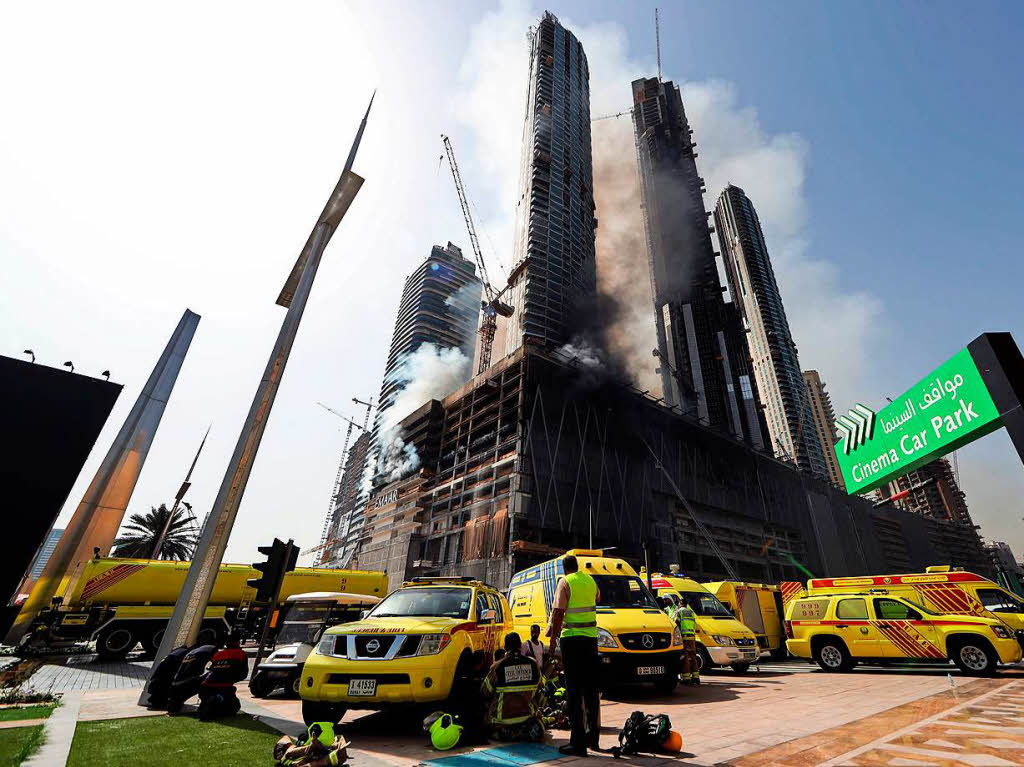 Großbrand auf der Baustelle eines Wolkenkratzers in Dubai. Großbrand auf der Baustelle eines Wolkenkratzers in Dubai.