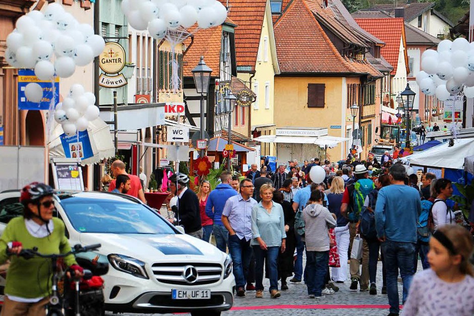 Blühendes Endingen und Antikmarkt 2017: Schon am Samstag herrschte reges Treiben in der Innenstadt. (Foto: Ruth Seitz) Blühendes Endingen und Antikmarkt 2017: Schon am Samstag herrschte reges Treiben in der Innenstadt. (Foto: Ruth Seitz)