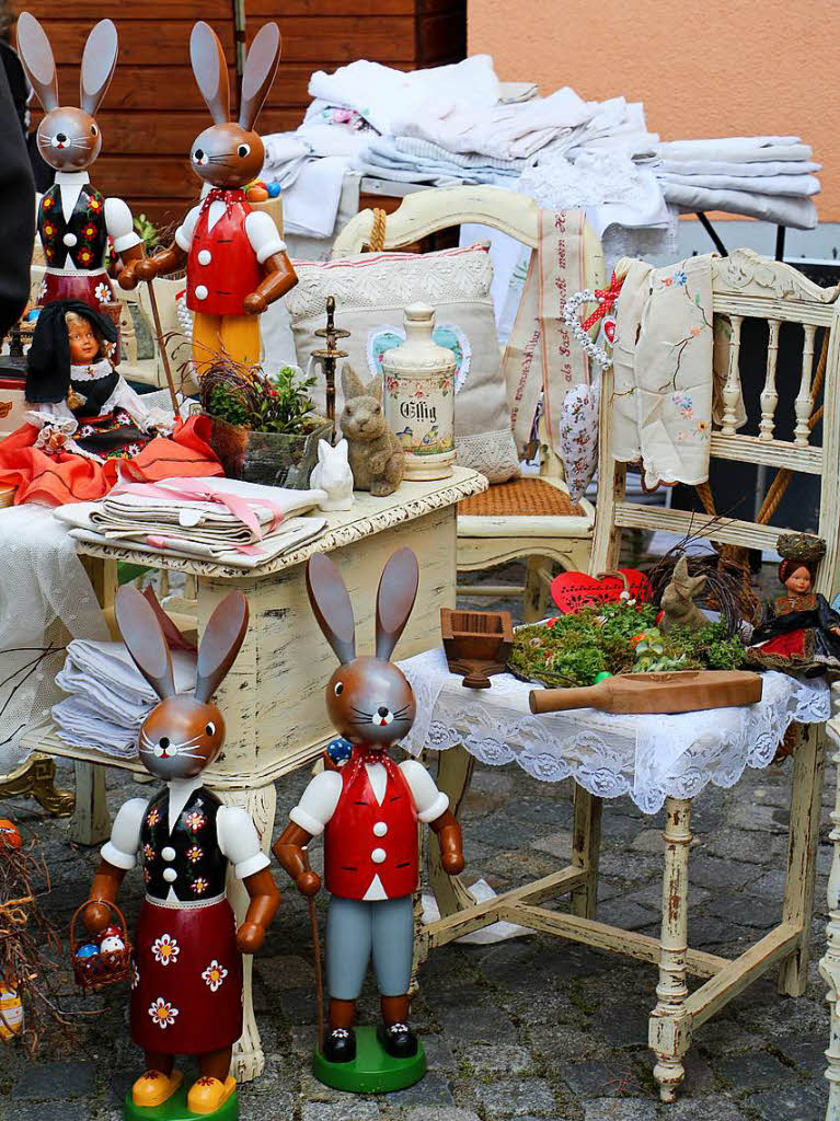 Blhendes Endingen und Antikmarkt 2017: Bren, Puppen und Osterdeko - ein breites Angebot erwartete die Besucher beim Marktbummel.