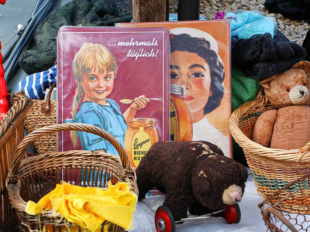 Blhendes Endingen und Antikmarkt 2017: Bren, Puppen und Osterdeko - ein breites Angebot erwartete die Besucher beim Marktbummel.