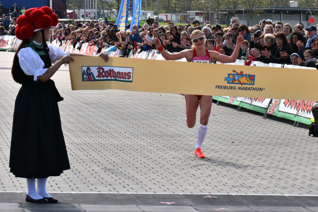 Veronica Hähnle-Pohl lief als Siegerin der Frauen beim Halbmarathon ein.  | Foto: Daniel Thoma