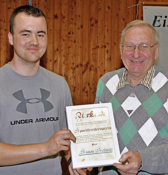 Jrgen Frster (rechts) ehrte Simon Schmitz.    | Foto: Sedlak