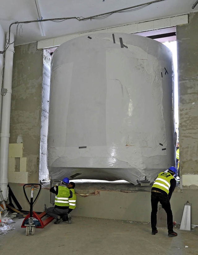 Millimeterarbeit war bei der Montage der Bier-Tanks gefragt.   | Foto: zvg