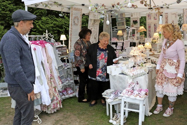 Nostalgie pur in Rosa und Wei.  Zaube...rk&#8220; im Schlosspark feilgeboten.   | Foto: Kaiser