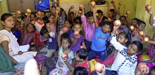 Mit den Spenden wurde auch Obst fr Schulkinder gekauft.   | Foto: Privat