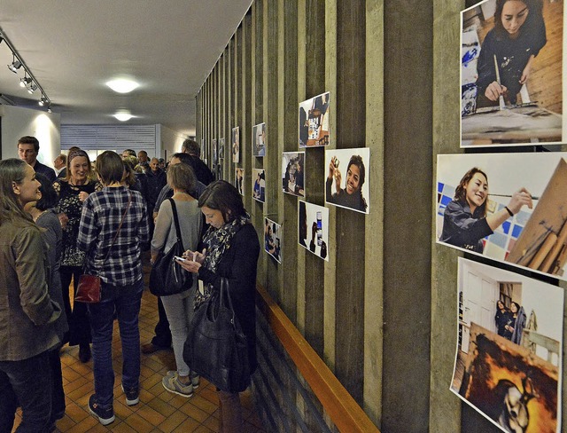 Die Vernissage zur  Ausstellung im &#8...us der Jugend&#8220; war gut besucht.   | Foto: Michael Bamberger