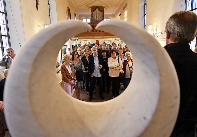 Kunst fhrt die Menschen zusammen. Das... Marmorskulptur von Frank Rothbcher.   | Foto: Wolfgang Knstle