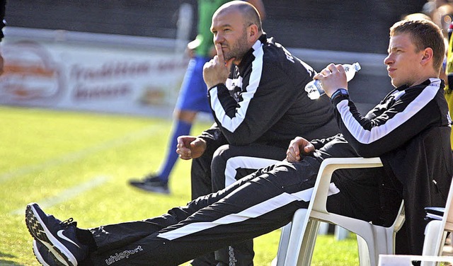 Entspannt Fuball gucken &#8211; vorne...linger Chefcoach  Trainer Jago Maric.   | Foto: Dieter ReinHardt